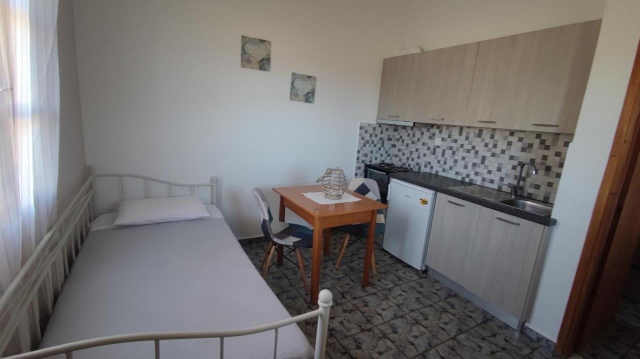 Ferienwohnung Tramonto Nel Delfini Kini Exterior foto