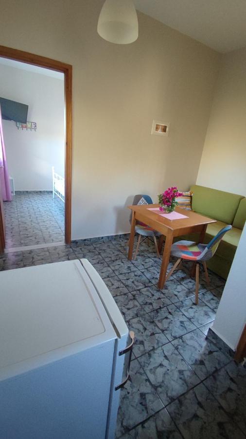 Ferienwohnung Tramonto Nel Delfini Kini Exterior foto